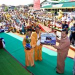 国家行政委员会主席出席Nyaungshwe和茵莱传统划船比赛向Athadisa Dhammavihara寺转送Inle Phaung Daw Oo佛像的仪式
