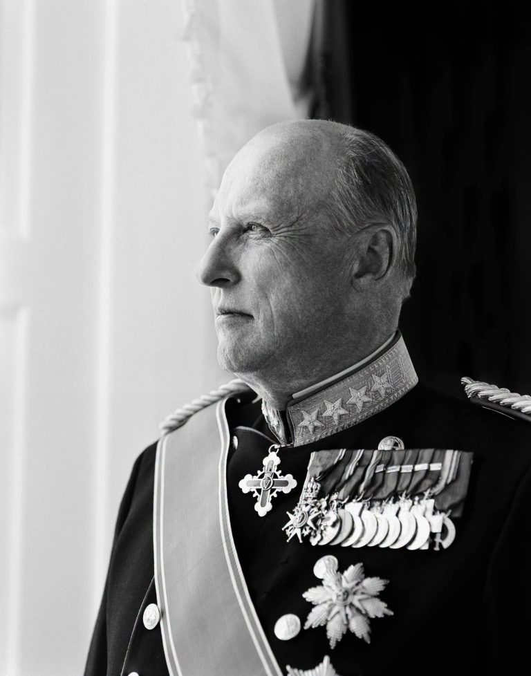 HMK Kong Harald, Offisiell fotografering 2006, portrett i  galla