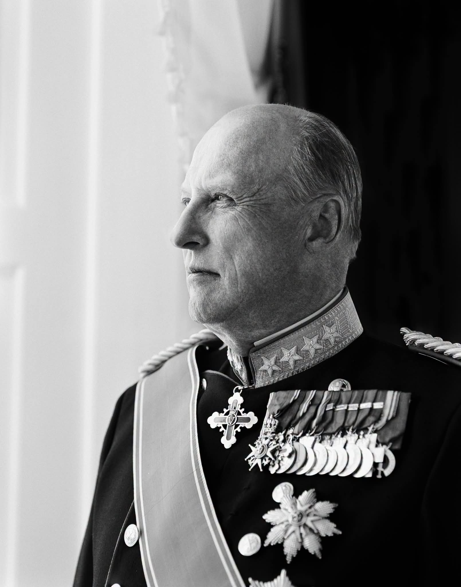 HMK Kong Harald, Offisiell fotografering 2006, portrett i  galla
